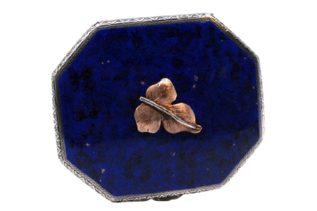  Caixa de toilette em ouro e prata com flor sobre o esmalte azul na tampa, com frisos na envolvência, interior com espelho e pompom.